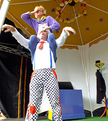 Clowneske acrobatische voorstelling