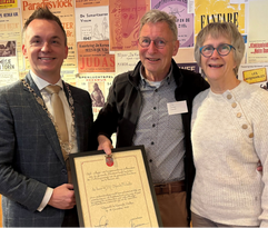 Oud-voorzitter Henk Voets met de Cultuurpenning Bernheze