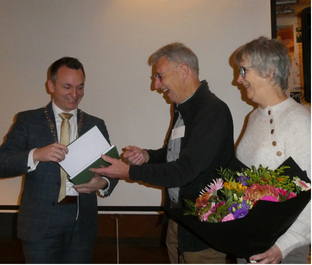 De Vereniging Nederlandse Openluchttheaters feliciteert oud-voorzitter Henk Voets met Cultuurpenning Bernheze